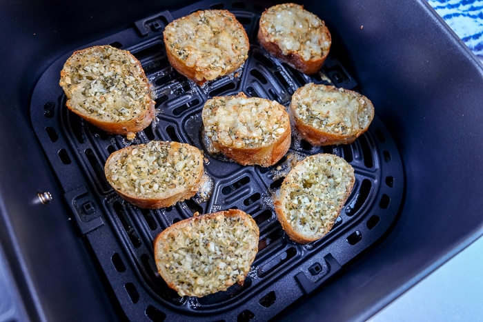 toasted garlic bread in black air fryer tray