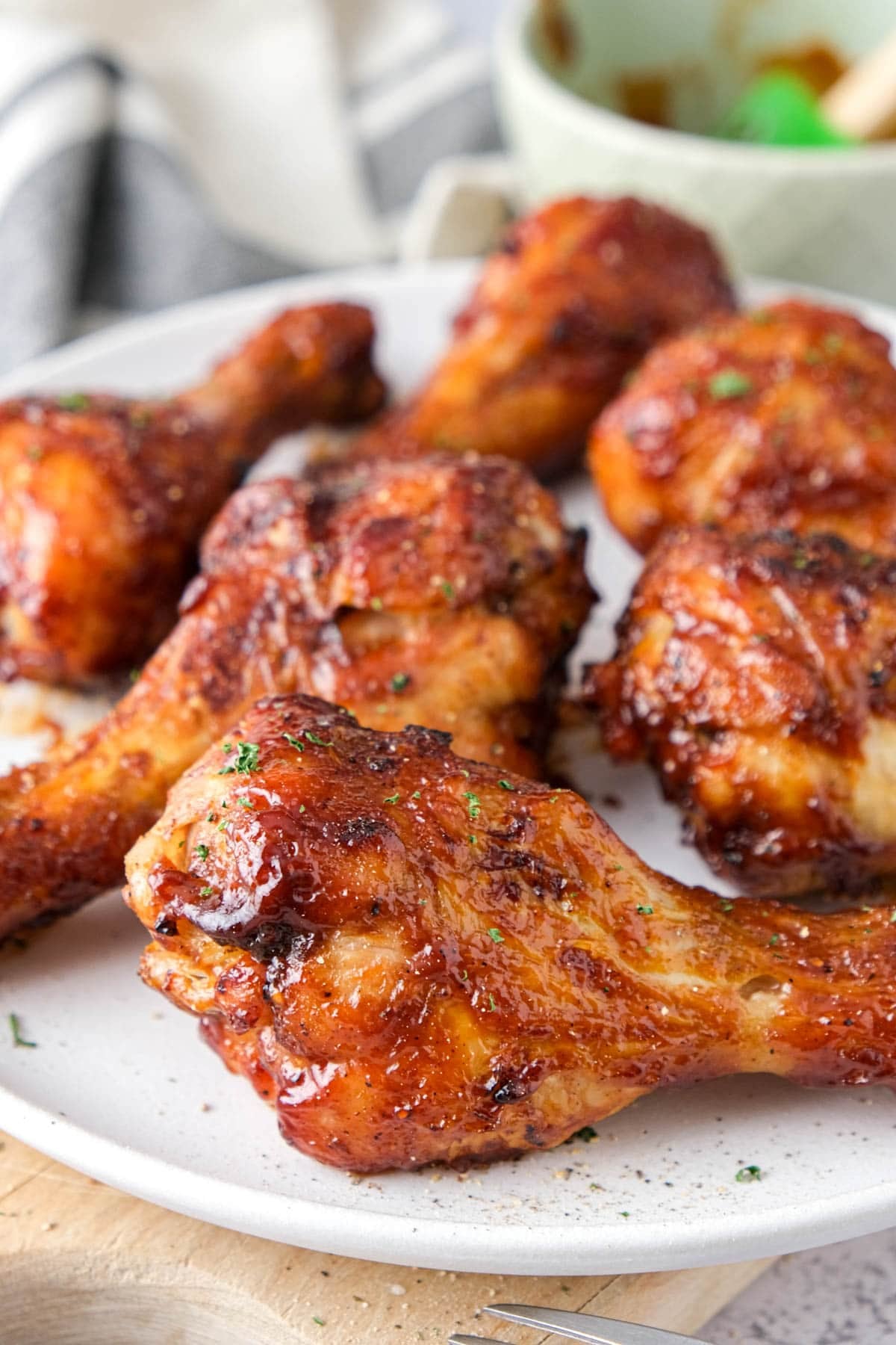 air fryer bbq chicken drumsticks on plate.